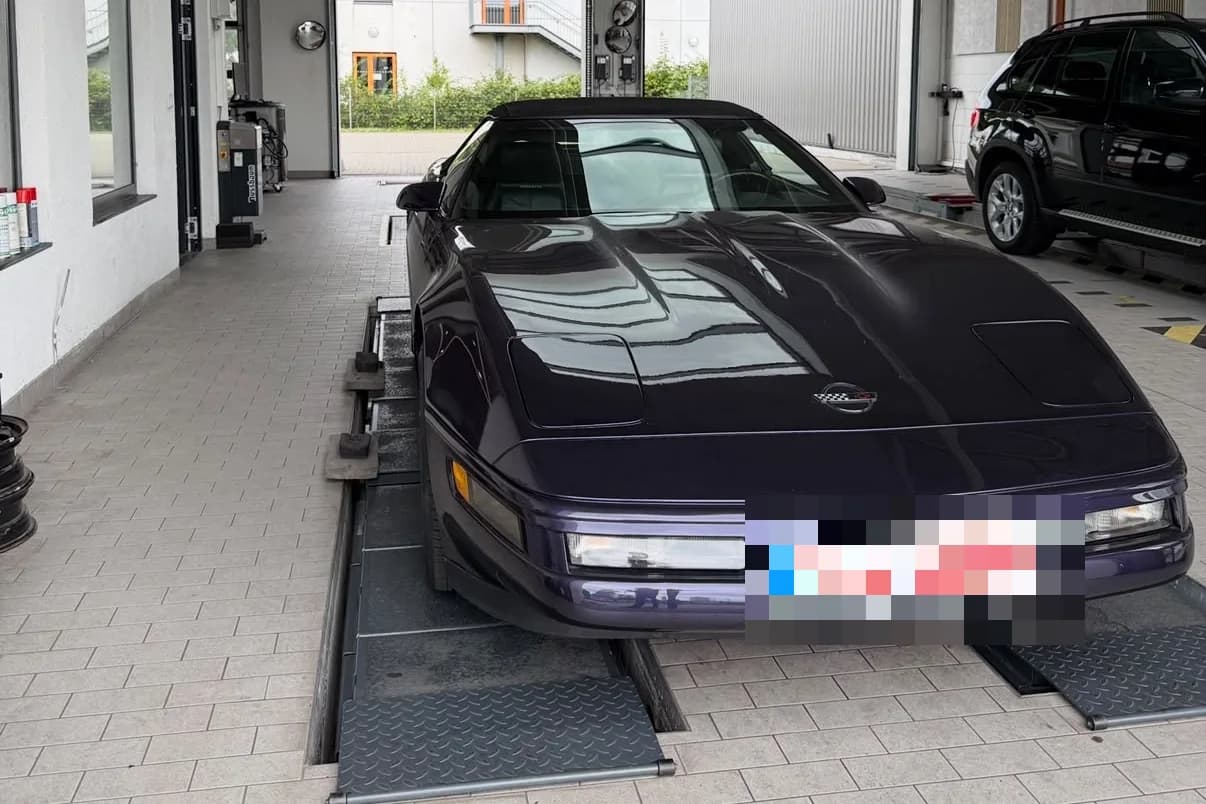 Oldtimerbewertung bei CarValue: amerikanischer Youngtimer-Klassiker auf dem Prüfstand in der Werkstatt