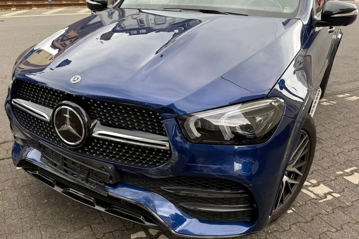 Unfallaufnahme vor Ort durch CarValue: SUV mit demontiertem Kennzeichen bei der Schadensdokumentation