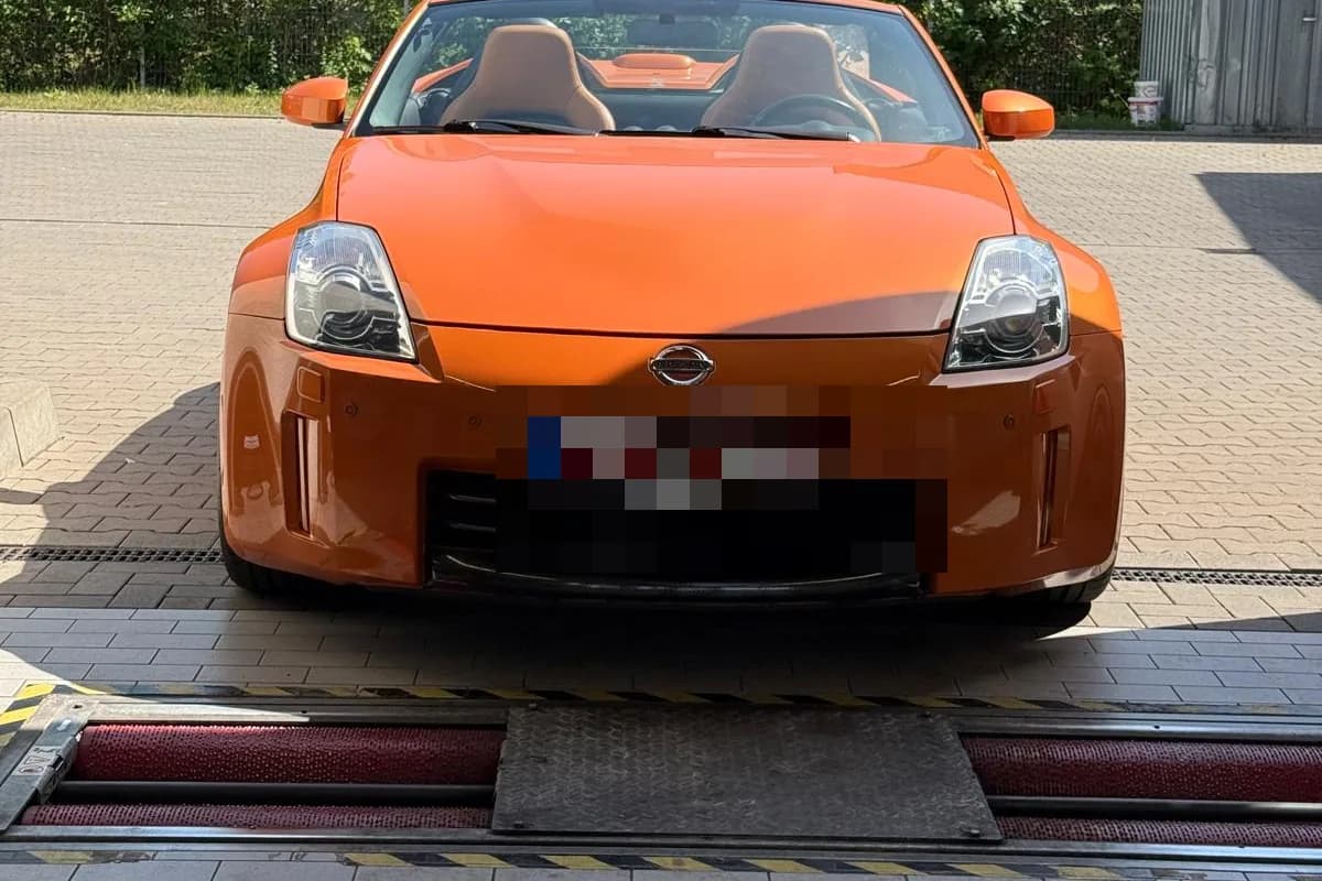Fahrzeugbewertung bei CarValue: Sportwagen auf dem Prüfstand während der Begutachtung