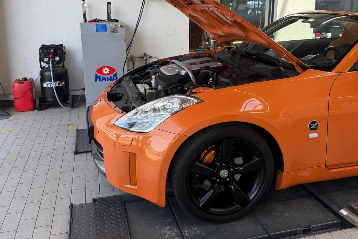 Kaufberatung bei CarValue: Prüfung des Motorraums eines Gebrauchtwagens in der Werkstatt