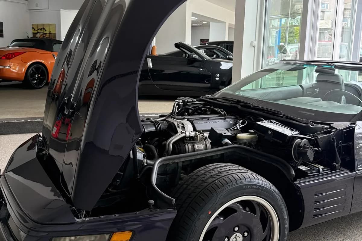 Begutachtung bei CarValue: Fahrzeug mit geöffneter Motorhaube bei der technischen Prüfung